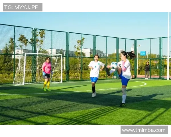 足球明星亲自指导女生踢球让她们在绿茵场上展现自信与风采 足球明星亲自指导女生踢球让她们在绿茵场上展现自信与风采